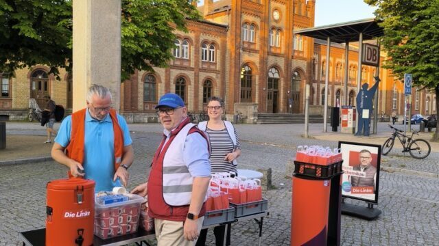 Team der Linken verteilt Pendlerfrühstück vor dem Bahnhof Stendal