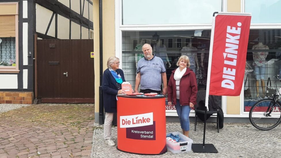 Infostand der Linken auf dem Marktplatz in Tangermünde